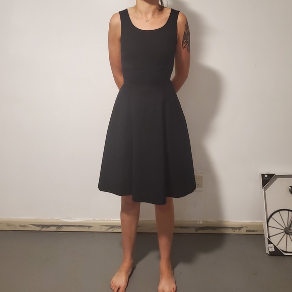 Simple black hourglass dress - Picture 1 of 4